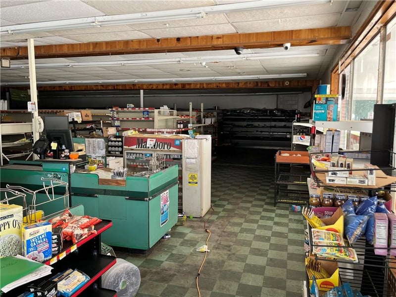 120 4th St, Chetopa, KS 67336