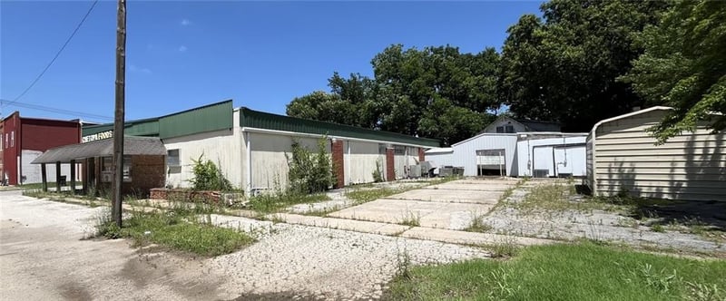 120 4th St, Chetopa, KS 67336