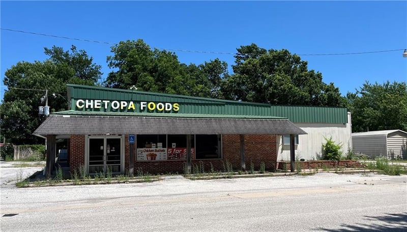 120 4th St, Chetopa, KS 67336