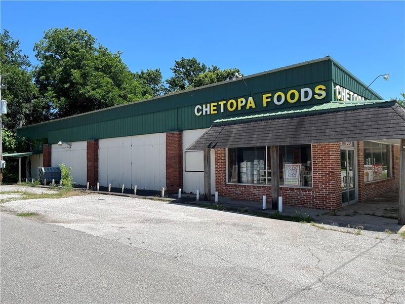 120 4th St, Chetopa, KS 67336
