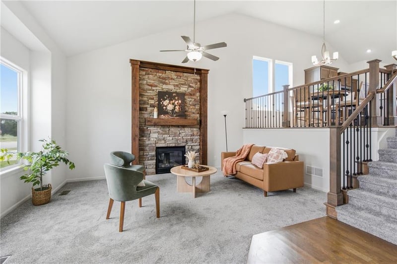 913 Coyote Dr, Raymore, MO 64083