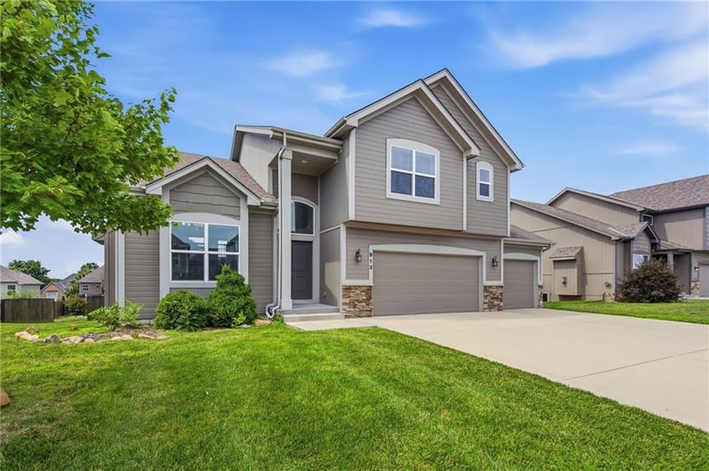 913 Coyote Dr, Raymore, MO 64083