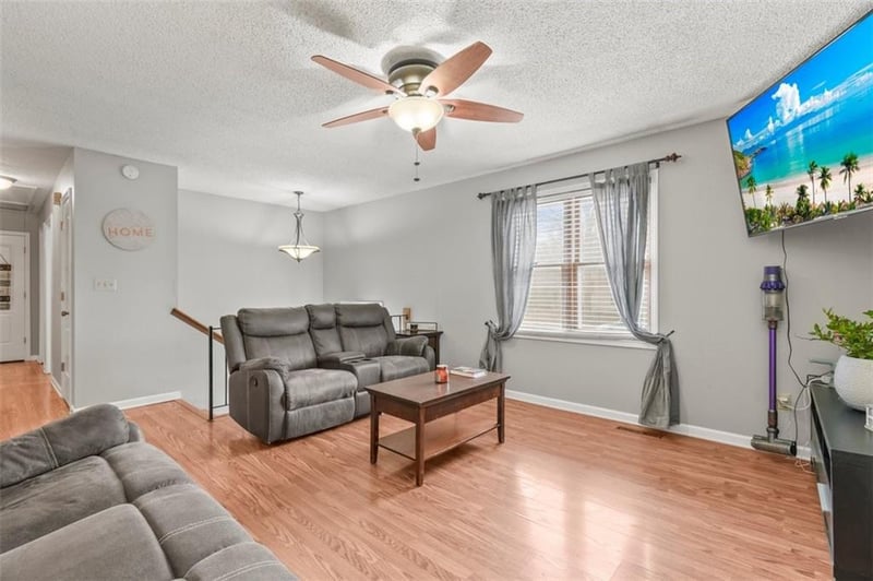1304 20th St, Oak Grove, MO 64075