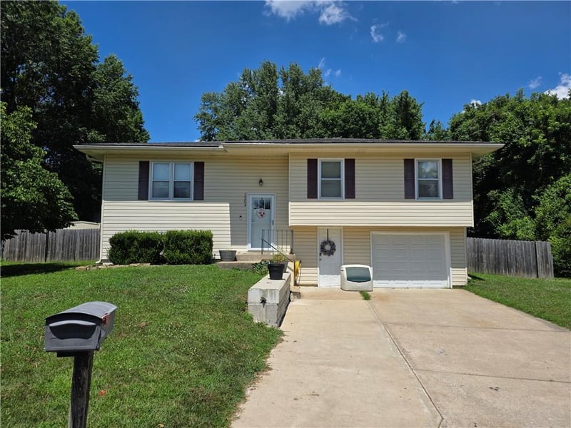 1304 20th St, Oak Grove, MO 64075