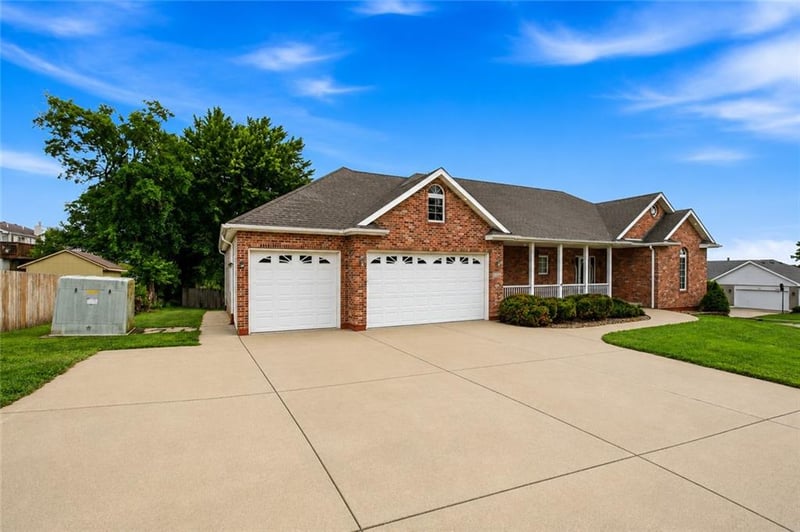 700 10th St, Kearney, MO 64060