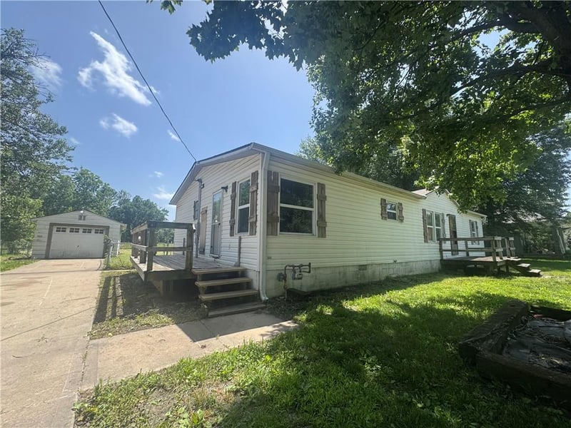 107 1st St, Garden City, MO 64747
