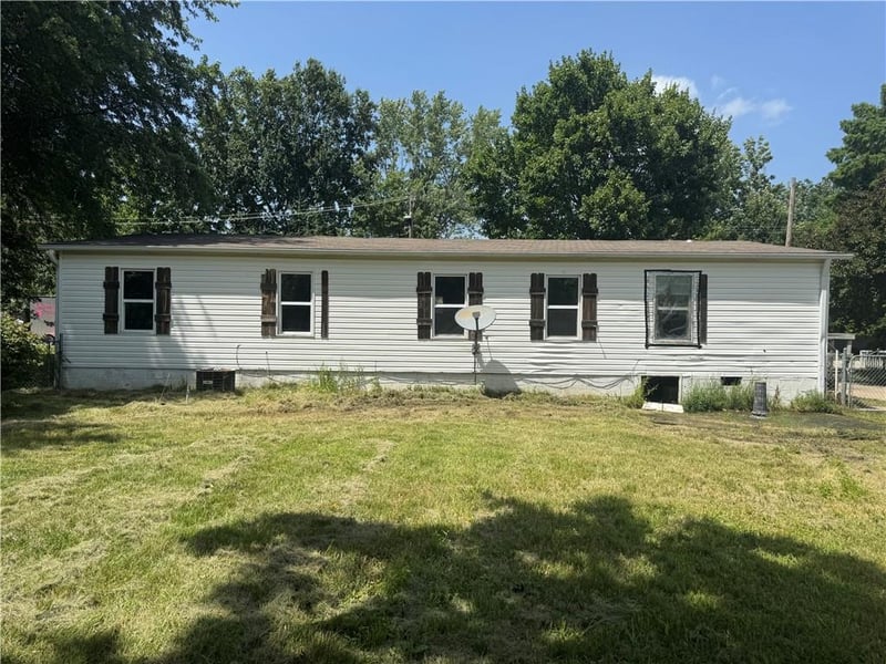 107 1st St, Garden City, MO 64747