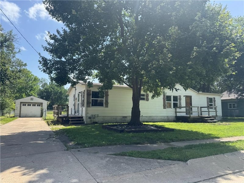 107 1st St, Garden City, MO 64747