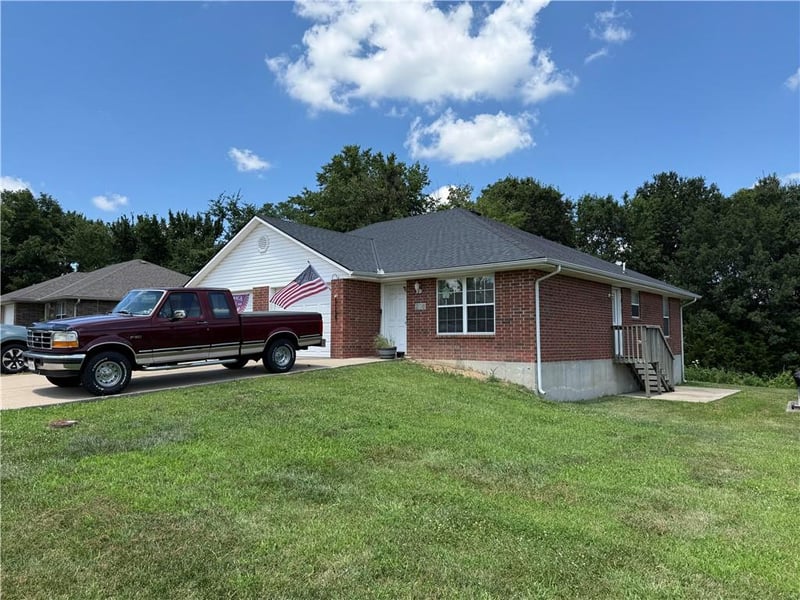 208-210 Woodbury Dr, Grain Valley, MO 64029