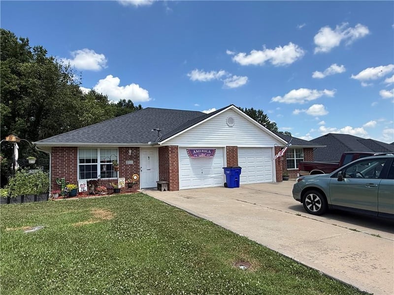 208-210 Woodbury Dr, Grain Valley, MO 64029
