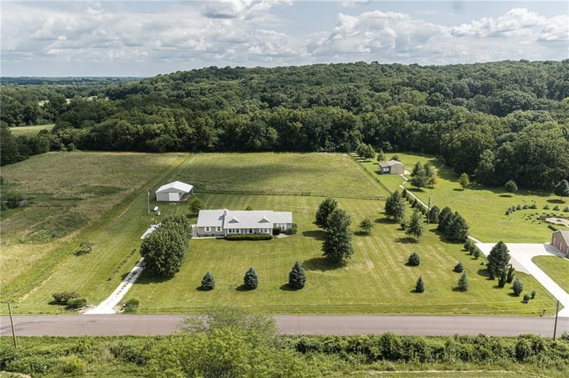 25029 Dehoff Rd, Tonganoxie, KS 66086