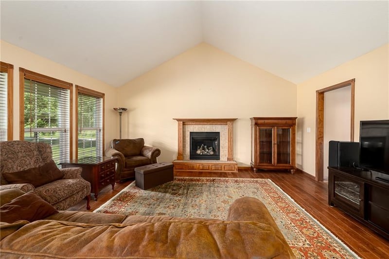 25029 Dehoff Rd, Tonganoxie, KS 66086