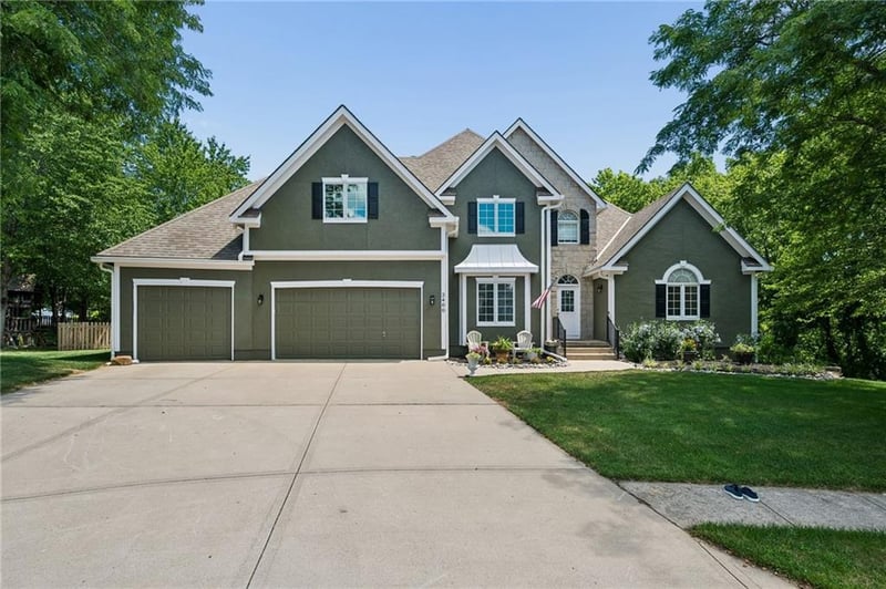 2400 Winteroak Ct, Lee's Summit, MO 64081