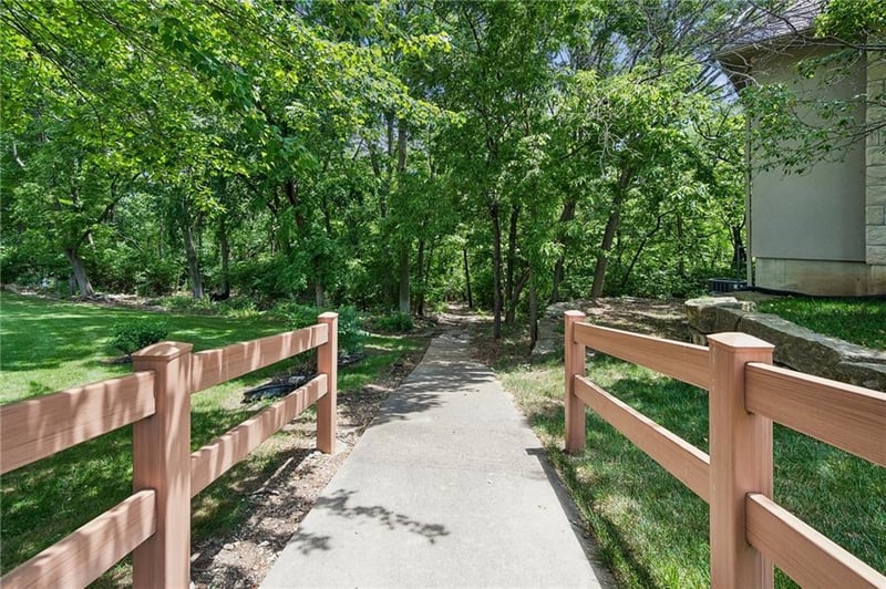 2400 Winteroak Ct, Lee's Summit, MO 64081
