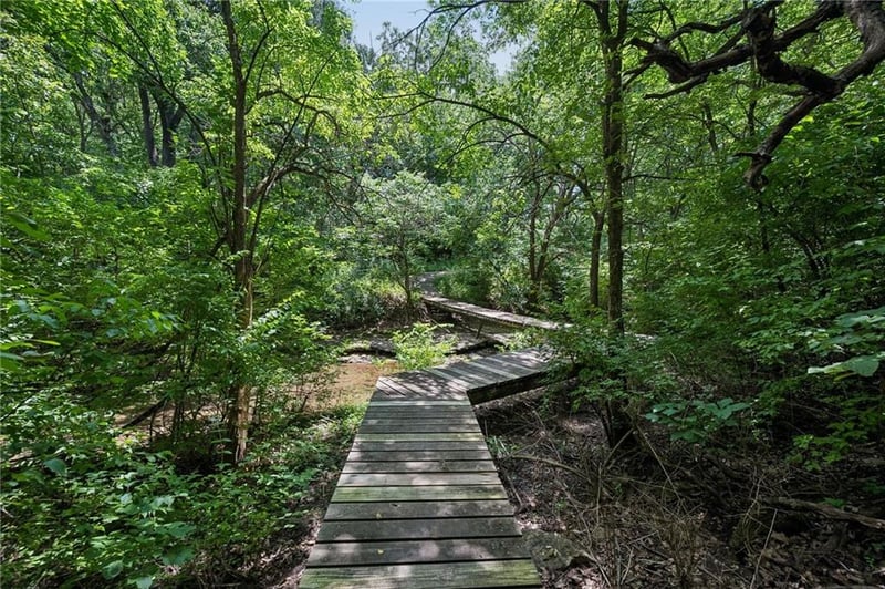 2400 Winteroak Ct, Lee's Summit, MO 64081