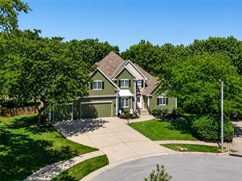2400 Winteroak Ct, Lee's Summit, MO 64081