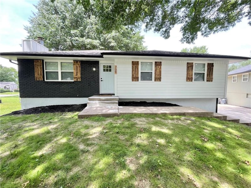 709 31st Ct, Blue Springs, MO 64015