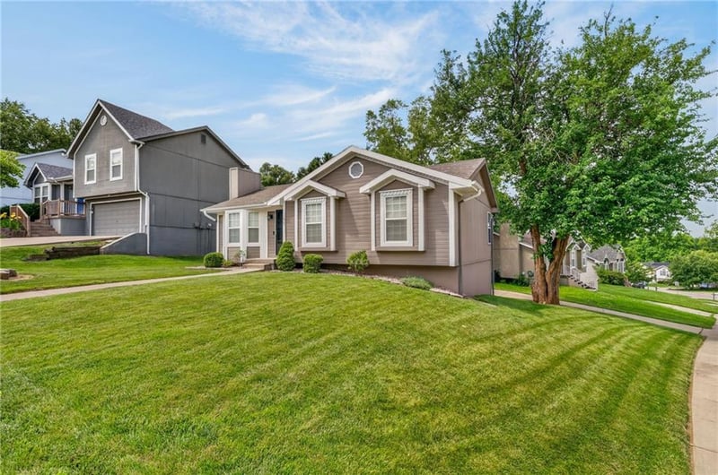 1867 Quail Ridge Dr, Liberty, MO 64068