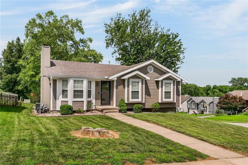 1867 Quail Ridge Dr, Liberty, MO 64068
