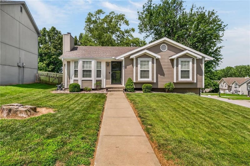 1867 Quail Ridge Dr, Liberty, MO 64068