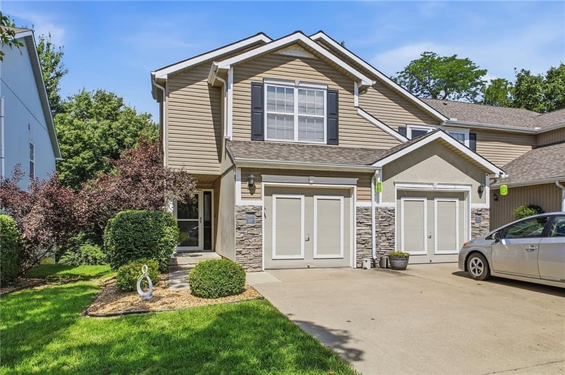 517 Shadow Glen Dr, Blue Springs, MO 64015