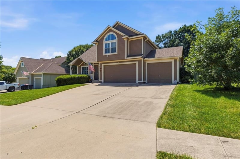 2225 Martha Ln, Greenwood, MO 64034