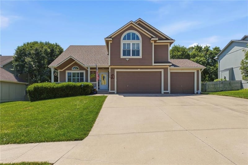 2225 Martha Ln, Greenwood, MO 64034