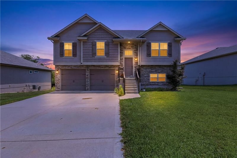 809 Whispering Hills Dr, Lone Jack, MO 64070