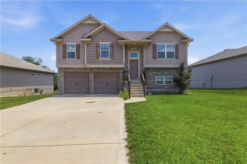 809 Whispering Hills Dr, Lone Jack, MO 64070
