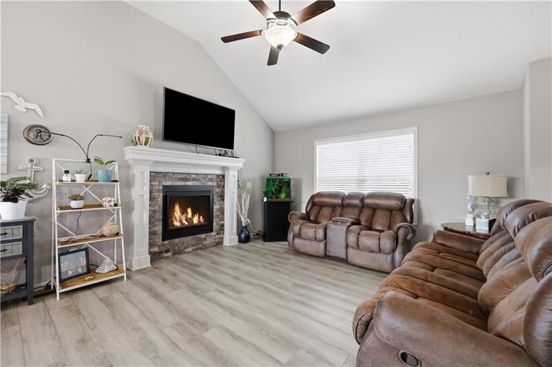 809 Whispering Hills Dr, Lone Jack, MO 64070