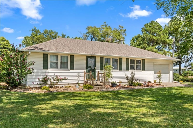 18955 54 Hw, Nevada, MO 64772