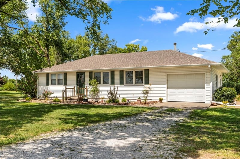 18955 54 Hw, Nevada, MO 64772