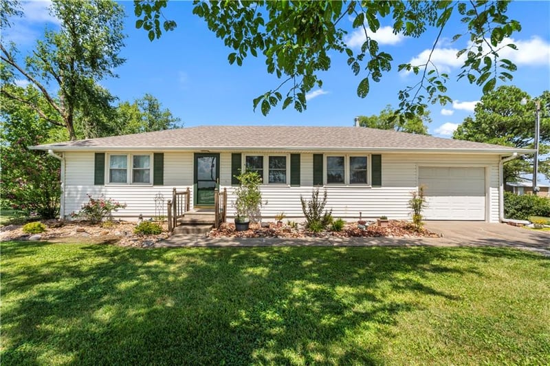 18955 54 Hw, Nevada, MO 64772