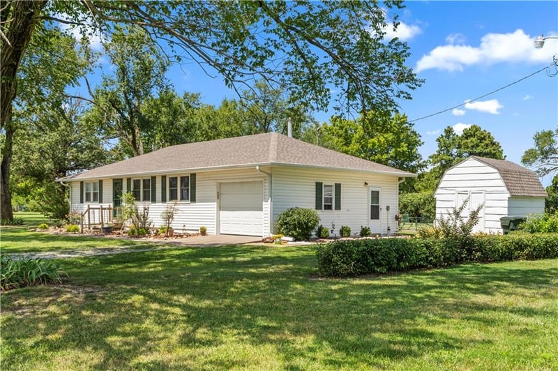 18955 54 Hw, Nevada, MO 64772