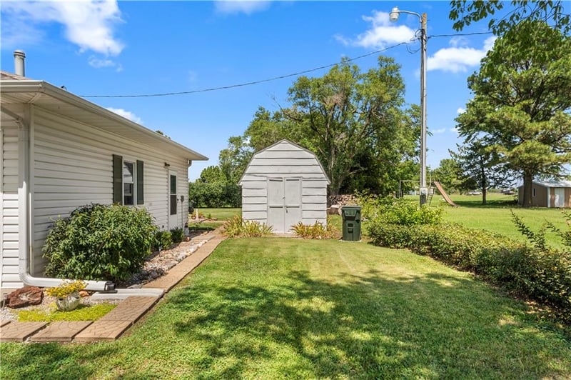 18955 54 Hw, Nevada, MO 64772
