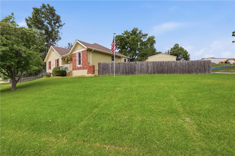 415 SE Bent Tree Dr, Blue Springs, MO 64014