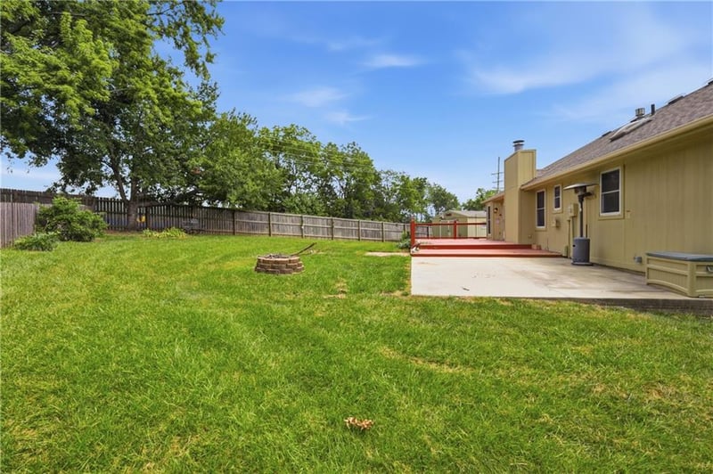 415 SE Bent Tree Dr, Blue Springs, MO 64014