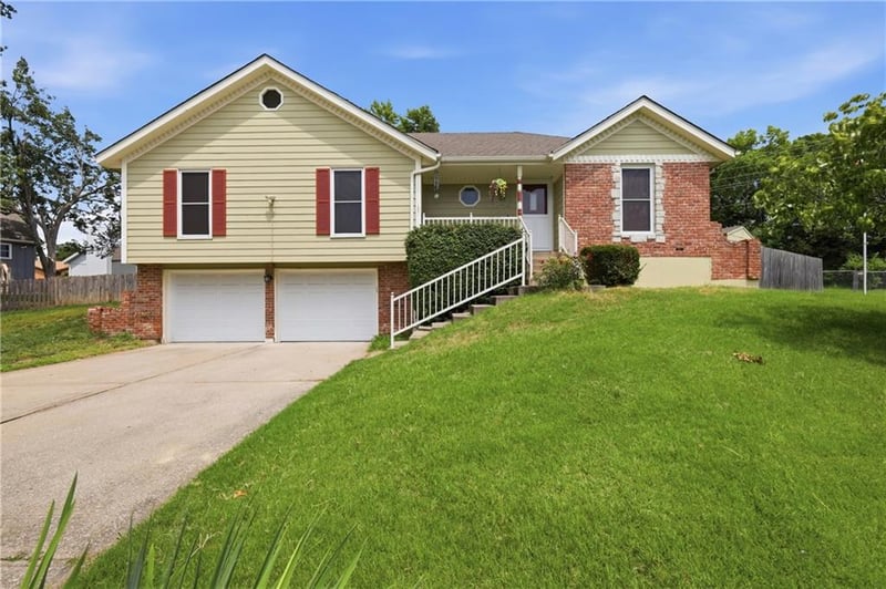 415 SE Bent Tree Dr, Blue Springs, MO 64014