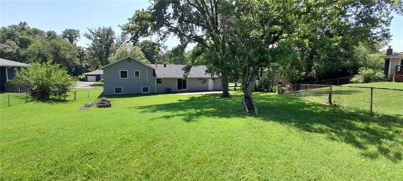 1604 60th Ter, Gladstone, MO 64118