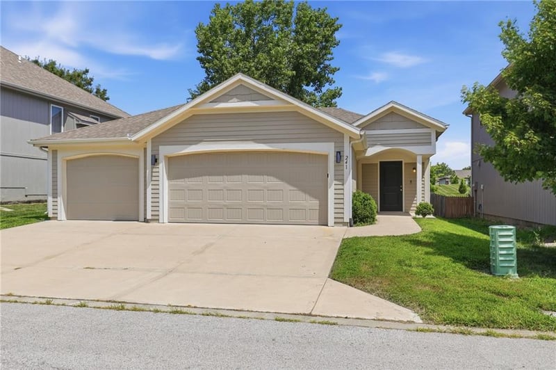 241 Jenny Ln, Raymore, MO 64083