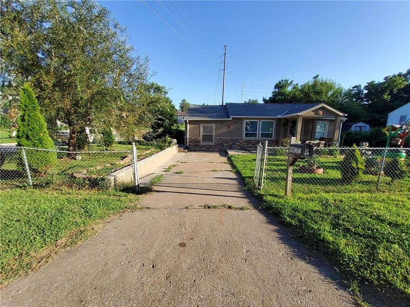 4401 Claudine Ln, Kansas City, KS 66102