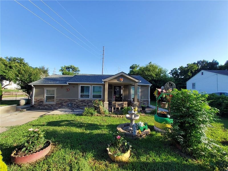 4401 Claudine Ln, Kansas City, KS 66102