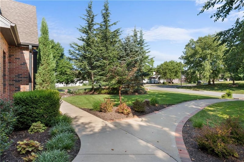 301 Rockhill Cir, Lee's Summit, MO 64081