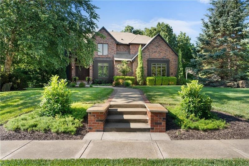 301 Rockhill Cir, Lee's Summit, MO 64081