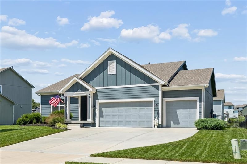 3212 SW Arbor Tree Dr, Lee's Summit, MO 64082