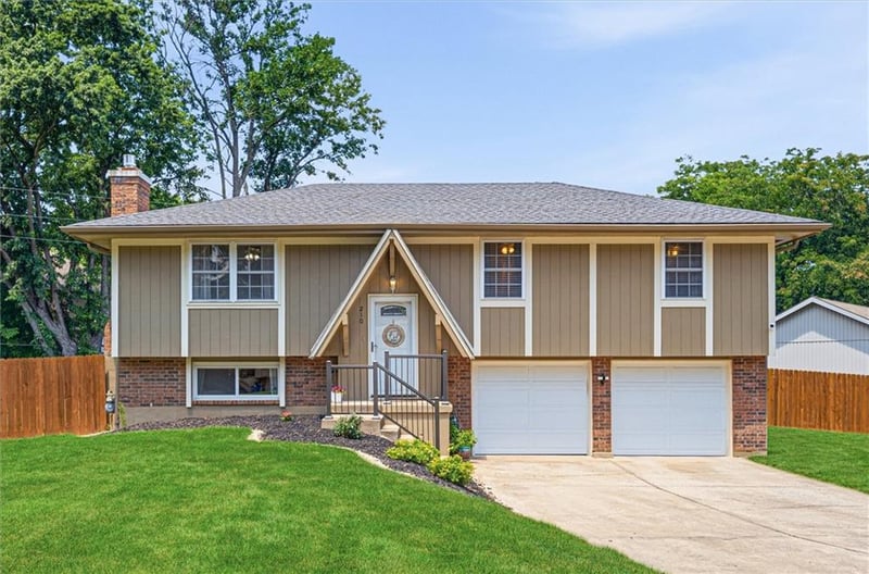 210 Circleview Dr, Lee's Summit, MO 64063
