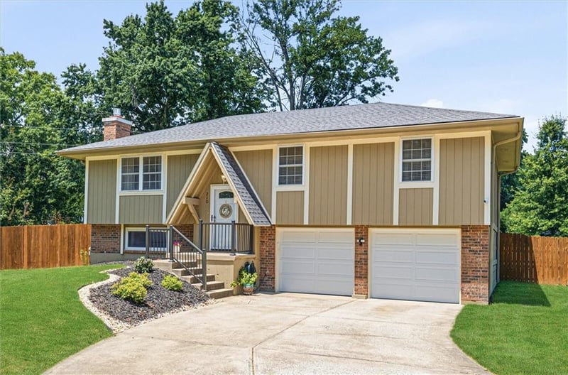 210 SE Circleview Dr, Lee's Summit, MO 64063