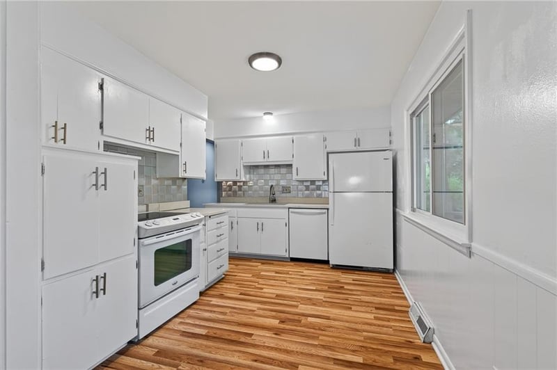 9255 Hemlock St, Overland Park, KS 66212