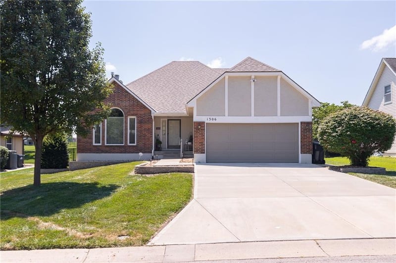 1306 Stonecreek Dr, Blue Springs, MO 64015