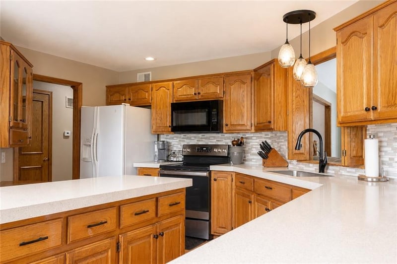 1306 Stonecreek Dr, Blue Springs, MO 64015